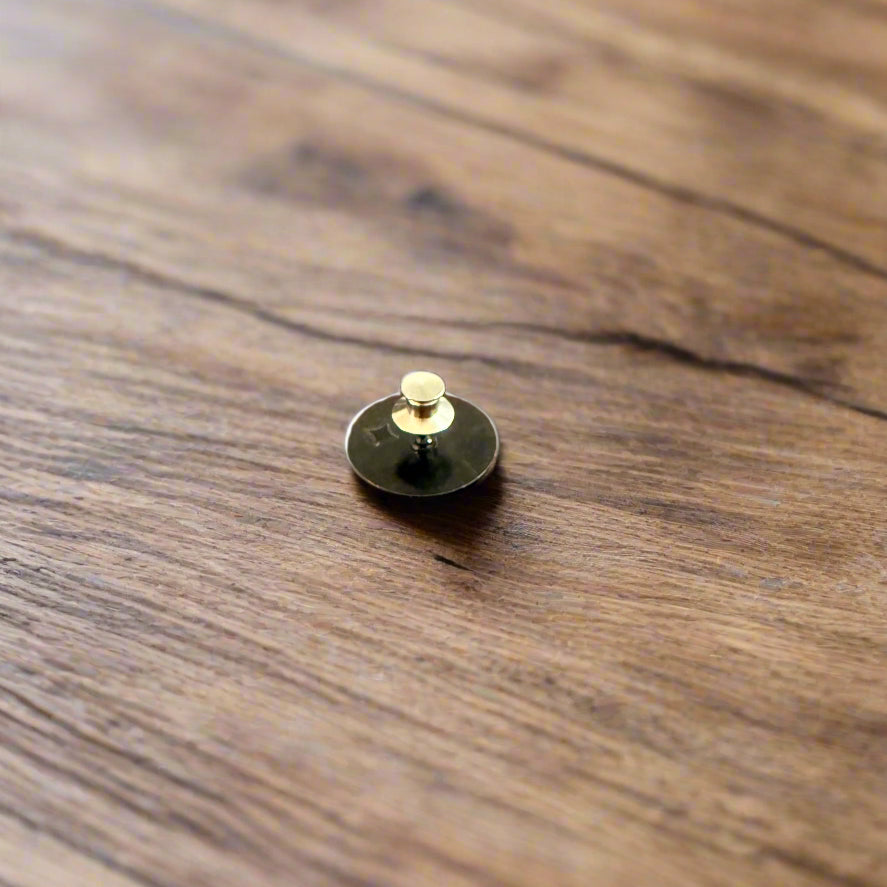 The back view of the Wellington International pinsnickety pin 